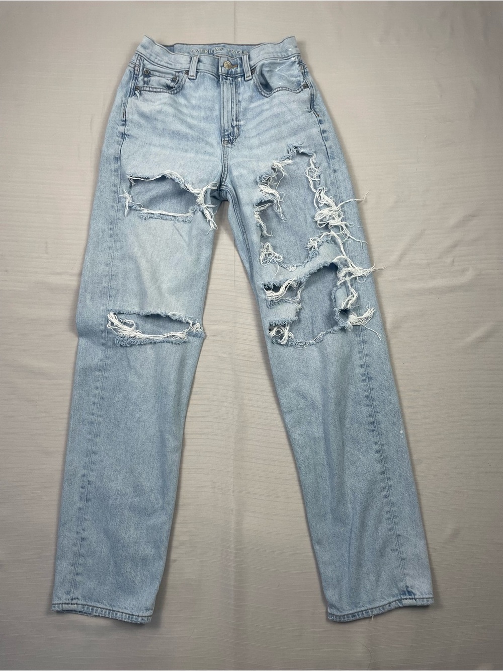 American Eagle 90s Boyfriend Jeans Light Wash Heavily Distressed Ripped Size 0